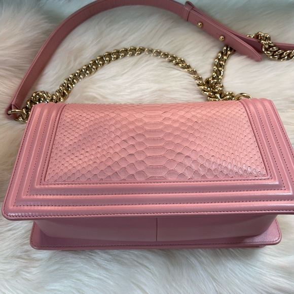 Like new 99% a little gold hardware still on seal - Picture 4 of 11